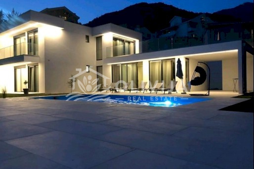 Luksuzna vila sa bazenom i pogledom na more u Budvi