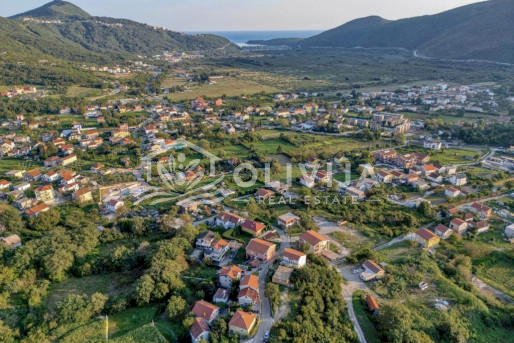 Plac na ravni u Lastva Grbaljska, Crna Gora