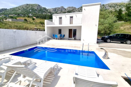 Дом с бассейном недалеко от Будвы, в Браичи, Черногория