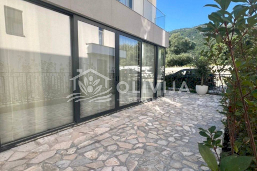 Trospratni townhouse sa bazenom i terasom u blizini Budve